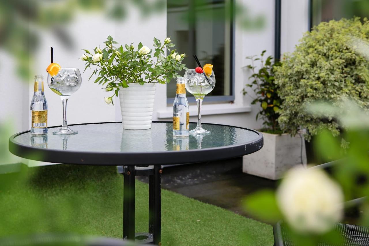 Gleesons Townhouse Booterstown Hotel Дъблин Екстериор снимка